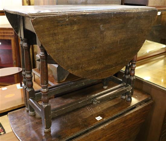 Oak oval gateleg table, on baluster and block supports with stretchers(-)